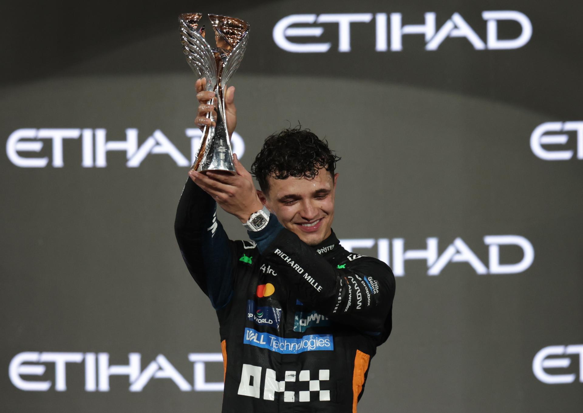 FOTODELDÍA ABU DABI (Emiratos Árabes Unidos), 12/07/2025.- El piloto británico de McLaren, Lando Norris, que quedó en tercer lugar, celebra en el podio su victoria en el Campeonato Mundial de Pilotos de Fórmula 1 de 2025 tras el Gran Premio de Fórmula 1 de Abu Dabi, celebrado en el Circuito Yas Marina de Abu Dabi, Emiratos Árabes Unidos, este domingo.-EFE/ Ali Haider
