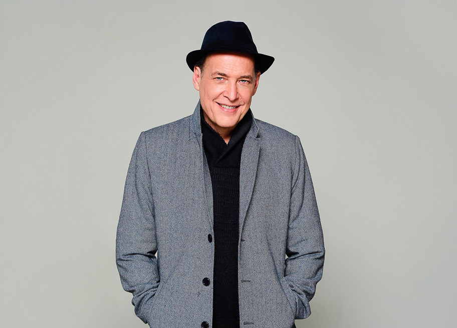 Patrick Delmas se lanza como cantante y ¿regresa el francés a ‘Betty la fea’?