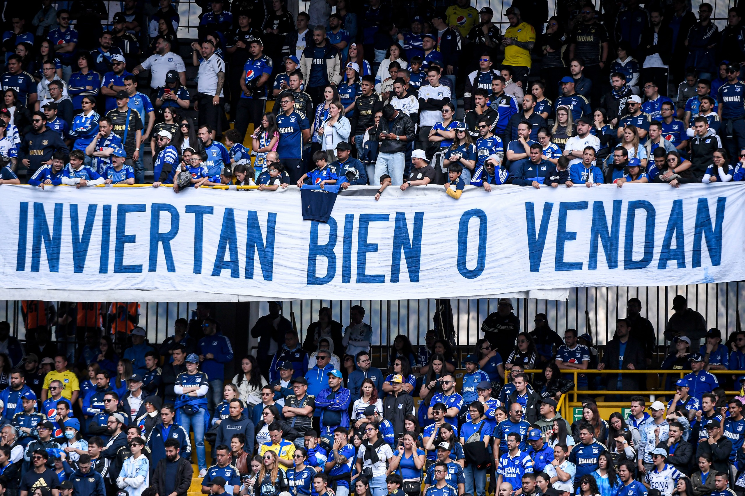 El descontento no solo fue con el técnico, sino también con la dirigencia, a la que la hinchada le reclamó con silbidos, cantos de protesta y trapos con mensajes como “Amber Capital, inviertan bien o vendan”.