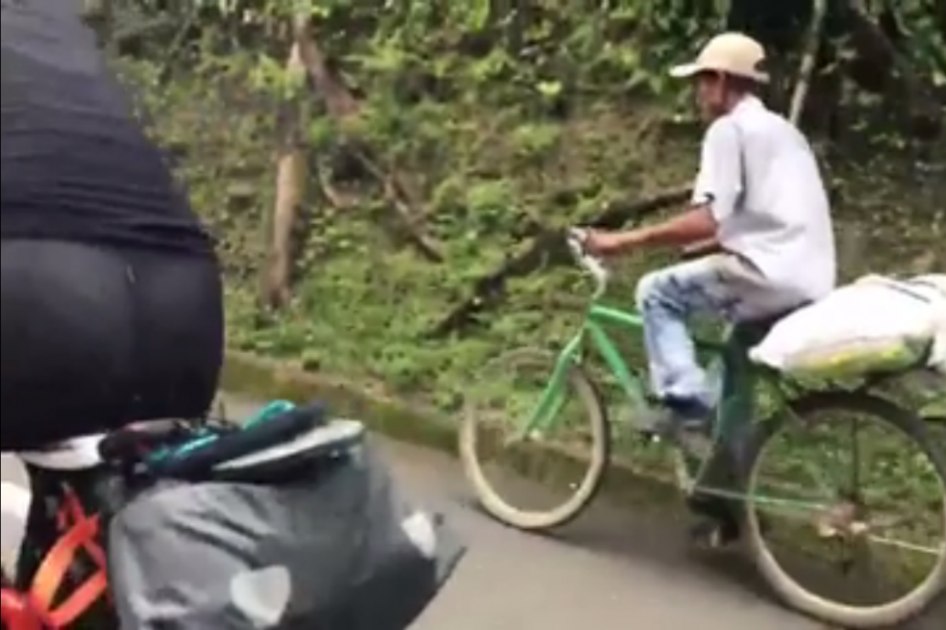 El campesino antioqueño que, a bordo de su bicicleta, venció a dos triatletas europeos