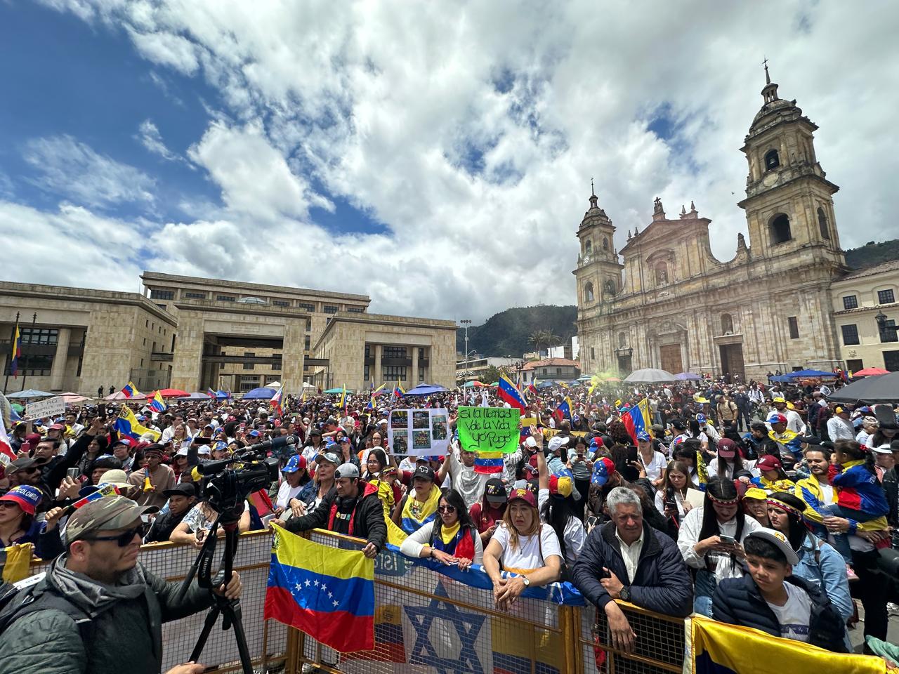 Cientos de venezolanos se congregaron en la Plaza de Bolívar: claman “libertad”
