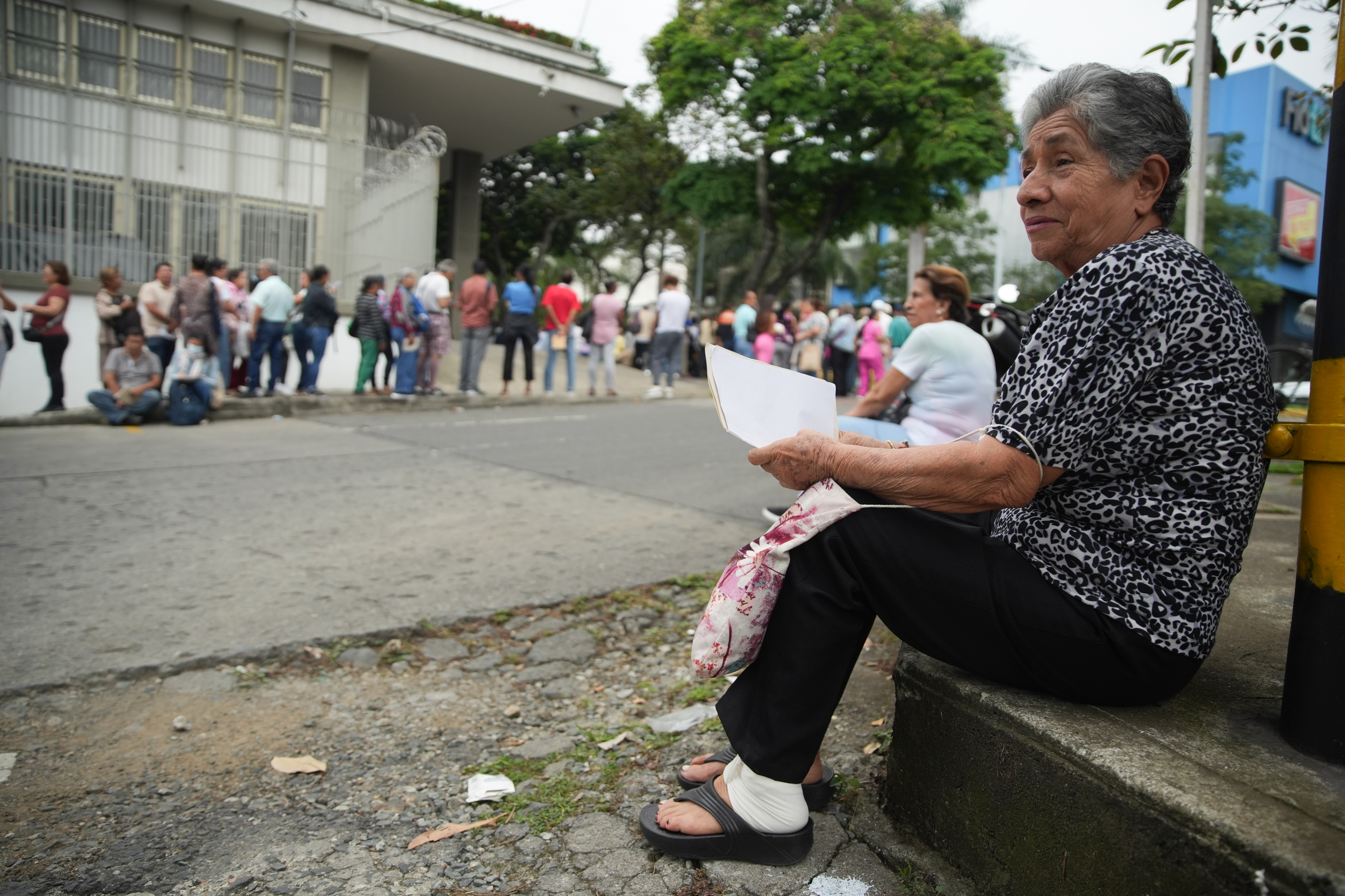 AME1256. CALI (COLOMBIA), 21/03/2025.- Una usuaria de la Nueva EPS espera para reclamar medicamentos este viernes, en Cali (Colombia). EFE/ Ernesto Guzmán