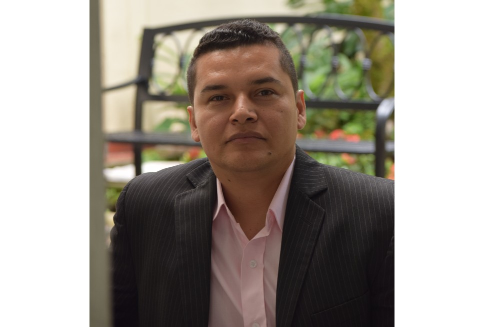 Daniel Montoya ha escrito los libros de poesía "El libro de los errores" (2018), "Políptico del aire" (2018) y "Manual de Paternidad" (2019).