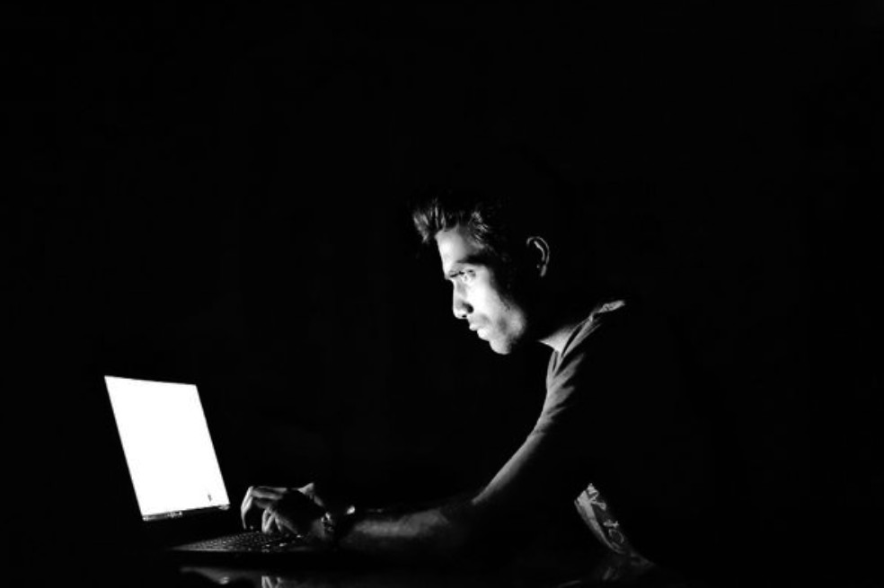 ¿Por qué las personas creen en las teorías de conspiración?