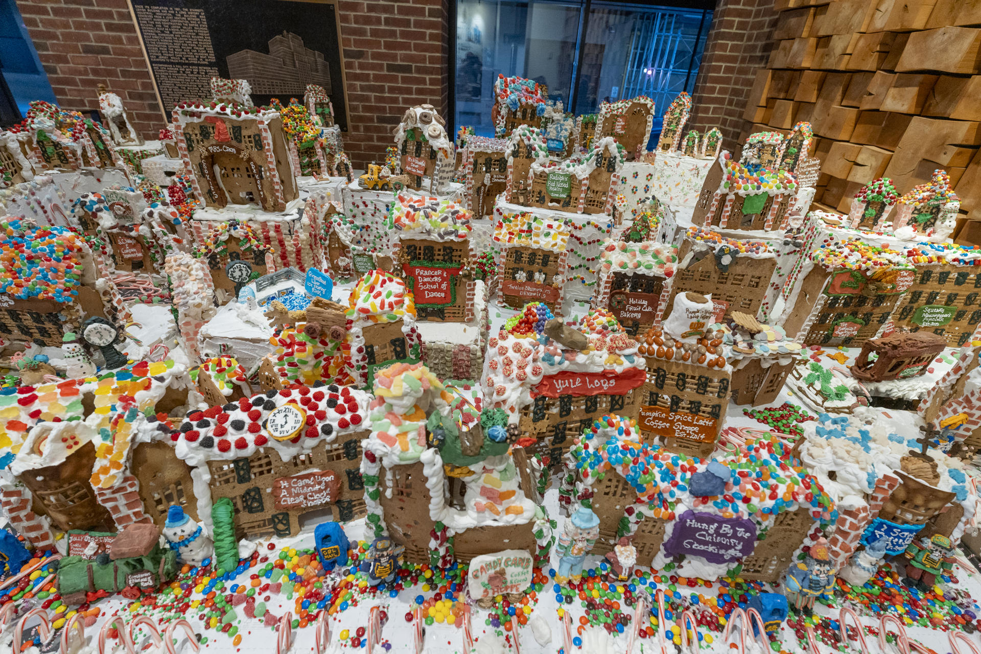 USA7353. NUEVA YORK (ESTADOS UNIDOS), 19/12/2025.- Fotografía del 12 de diciembre de 2025 que muestra galletas de GingerBread Lane, las casas del pueblo de pan de jengibre más grandes del mundo, en Nueva York (Estados Unidos). Con 700 casitas y locales tallados uno a uno, el célebre GingerBread Lane regresa estas Navidades convertido en un retrato dulce de la ciudad, donde conviven un taxi amarillo, un tramo de la Quinta Avenida, los almacenes Macy’s y hasta un restaurante halal, todo en versión galletera. EFE/ Ángel Colmenares