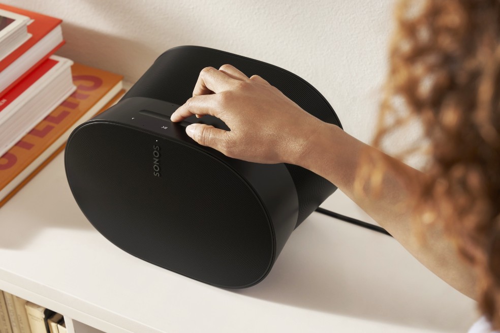 El Era 300 tiene cuatro tweeters y dos woofers para proyectar el sonido en varias direcciones.