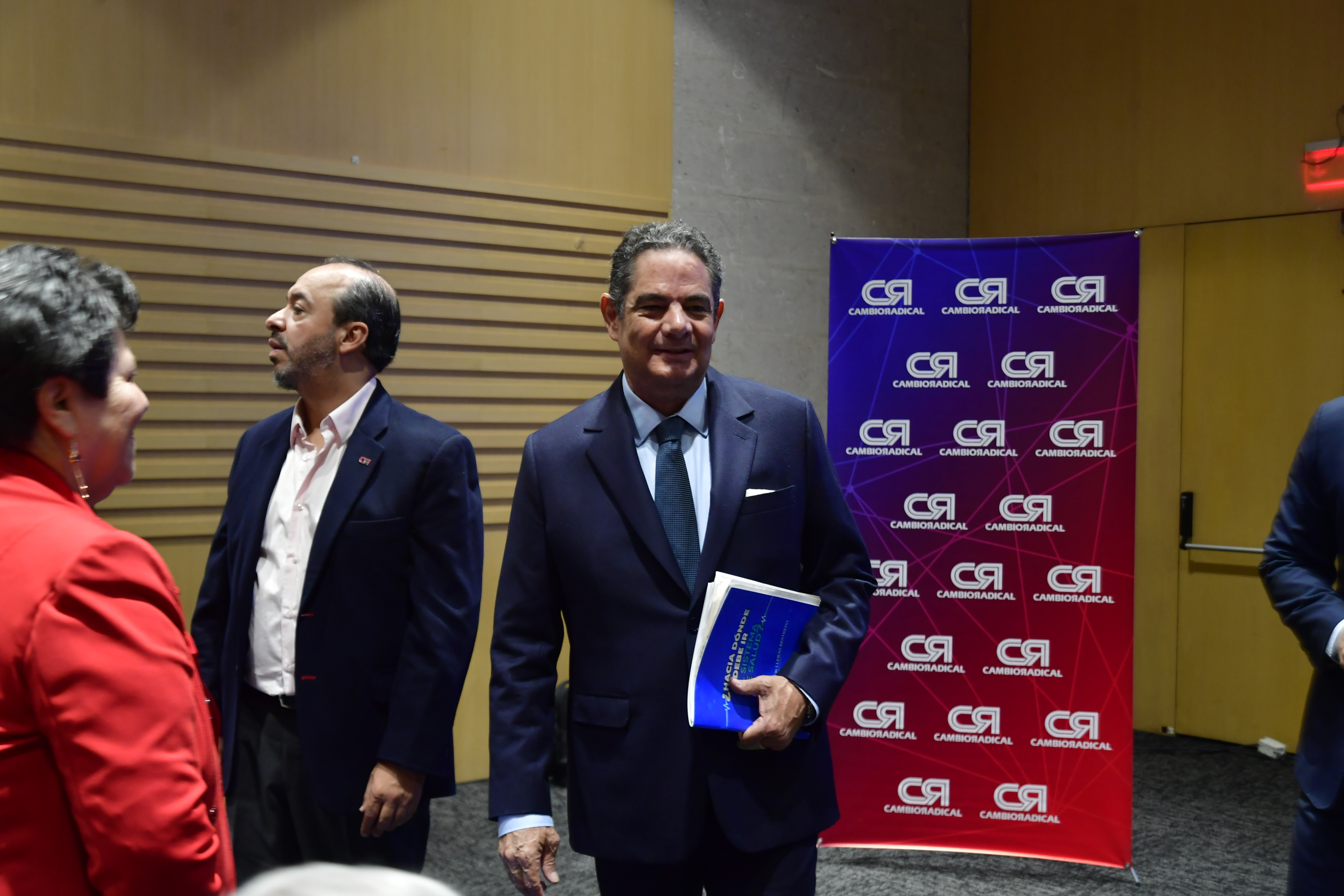 Líder de Cambio Radical y Germán Córdoba, director del partido político Cambio Radical, en el foro "Hacia dónde debe ir el sistema de salud".
