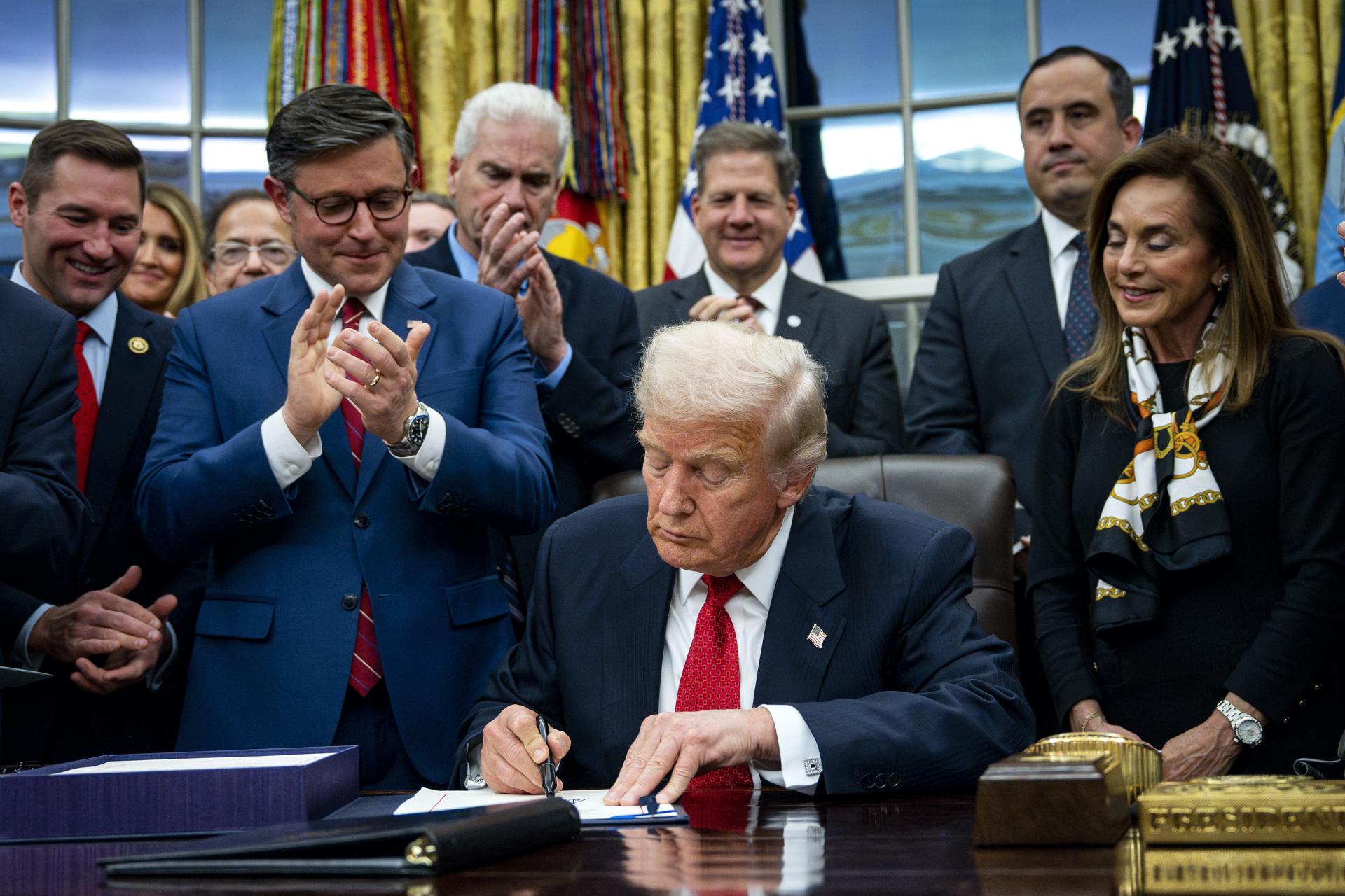 La firma de Trump lo hizo oficial: se acabó el cierre del gobierno más largo en EE. UU.