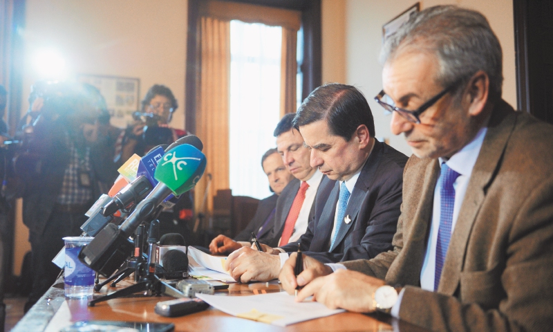 El ministro Juan Fernando Cristo en la radicación del acto legislativo que le da vida a la Jurisdicción Especial de Paz. 