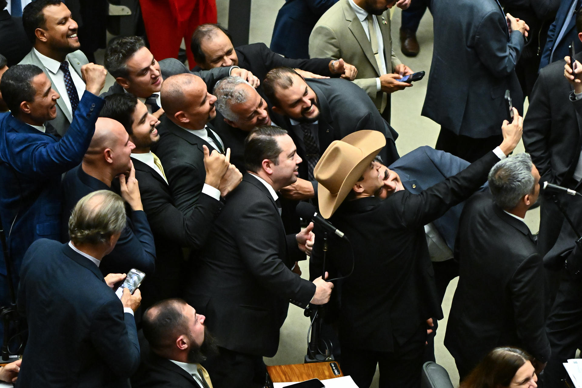 Brasil abre la puerta a reducir la pena de Bolsonaro: lo que se sabe del polémico plan