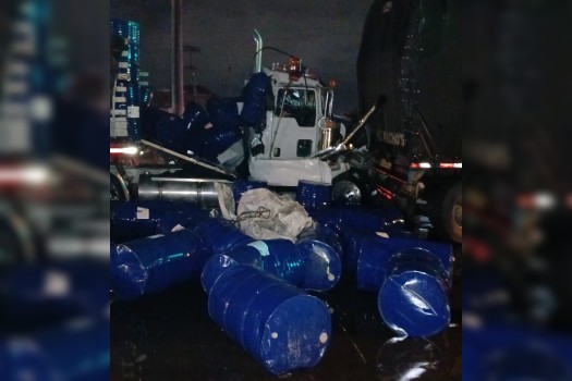 La madrugada de este jueves 2 de noviembre, tras la colisión de dos tractomulas, se presentó un derrame de aceite en la Autopista Sur