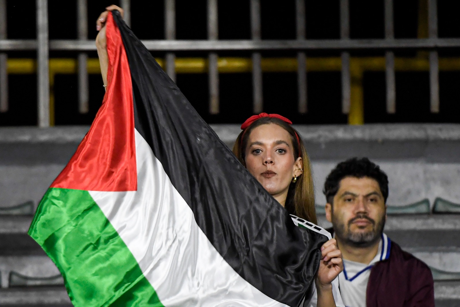Las banderas se ondearon dentro de El Campín justo cuando en la Franja de Gaza no entra casi ayuda humanitaria y hay millones de desplazados internos, tras siete meses de la contraofensiva israelí en el enclave palestino.