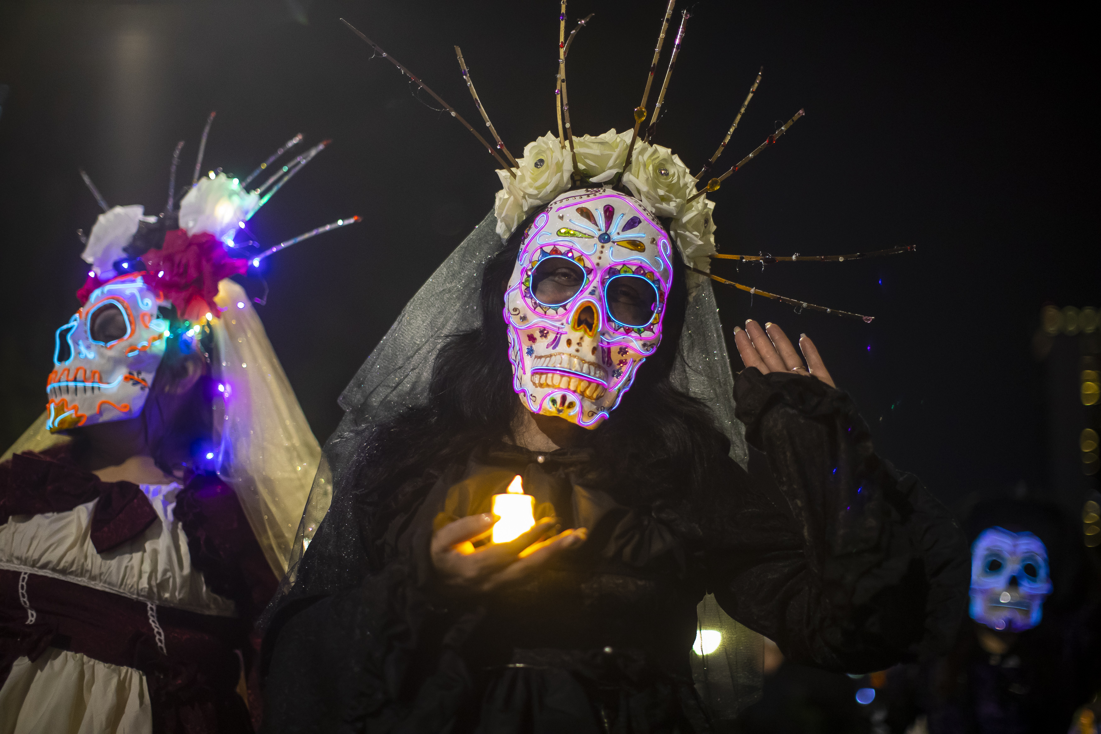 MEX9040.CIUDAD DE MÉXICO (MÉXICO), 22/10/2023.- Personas caracterizadas de Catrinas participan en la Procesión de Catrinas como parte de las celebraciones por el Día de Muertos, en Ciudad de México (México).Decenas de miles de mexicanos y turistas presenciaron este domingo la "Mega Procesión de las Catrinas", un desfile de esqueletos en Ciudad de México que sirve como antesala del Día de Muertos. EFE/Isaac Esquivel