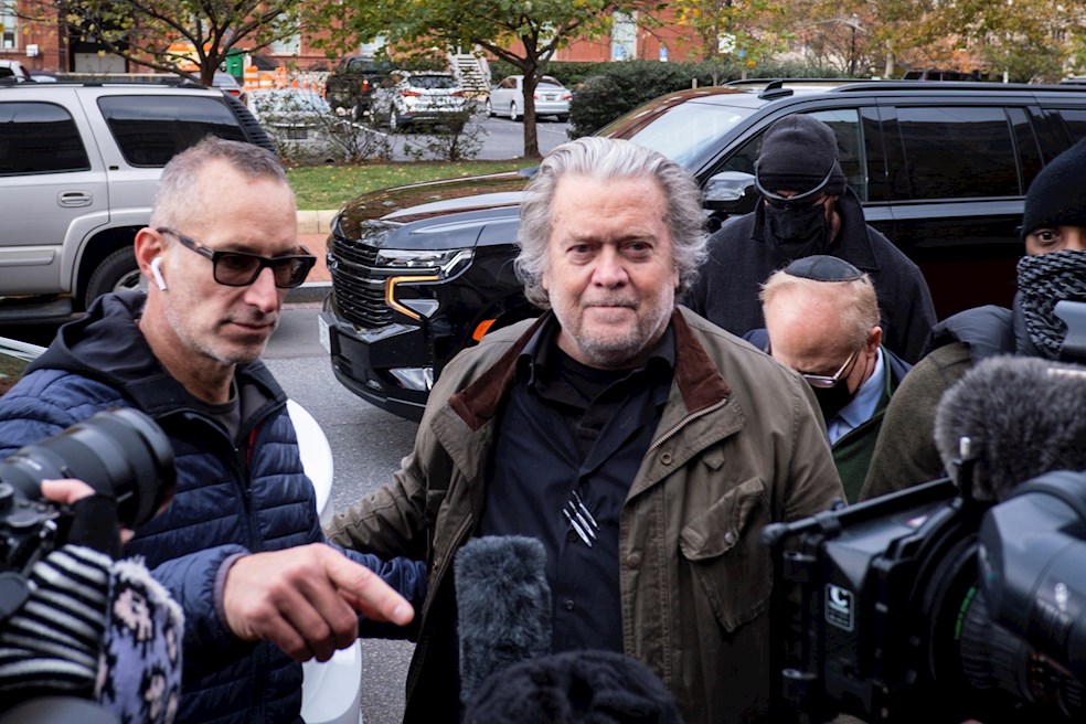 Steve Bannon, exasesor de Trump, se entrega al FBI tras ser acusado de desacato