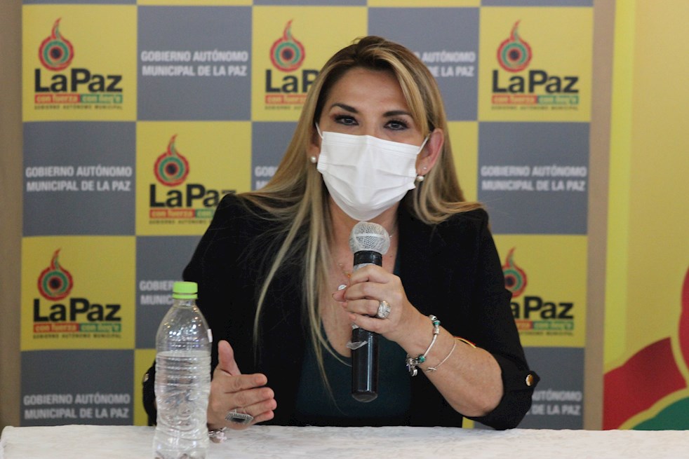 La presidenta interina de Bolivia se retira de la carrera electoral