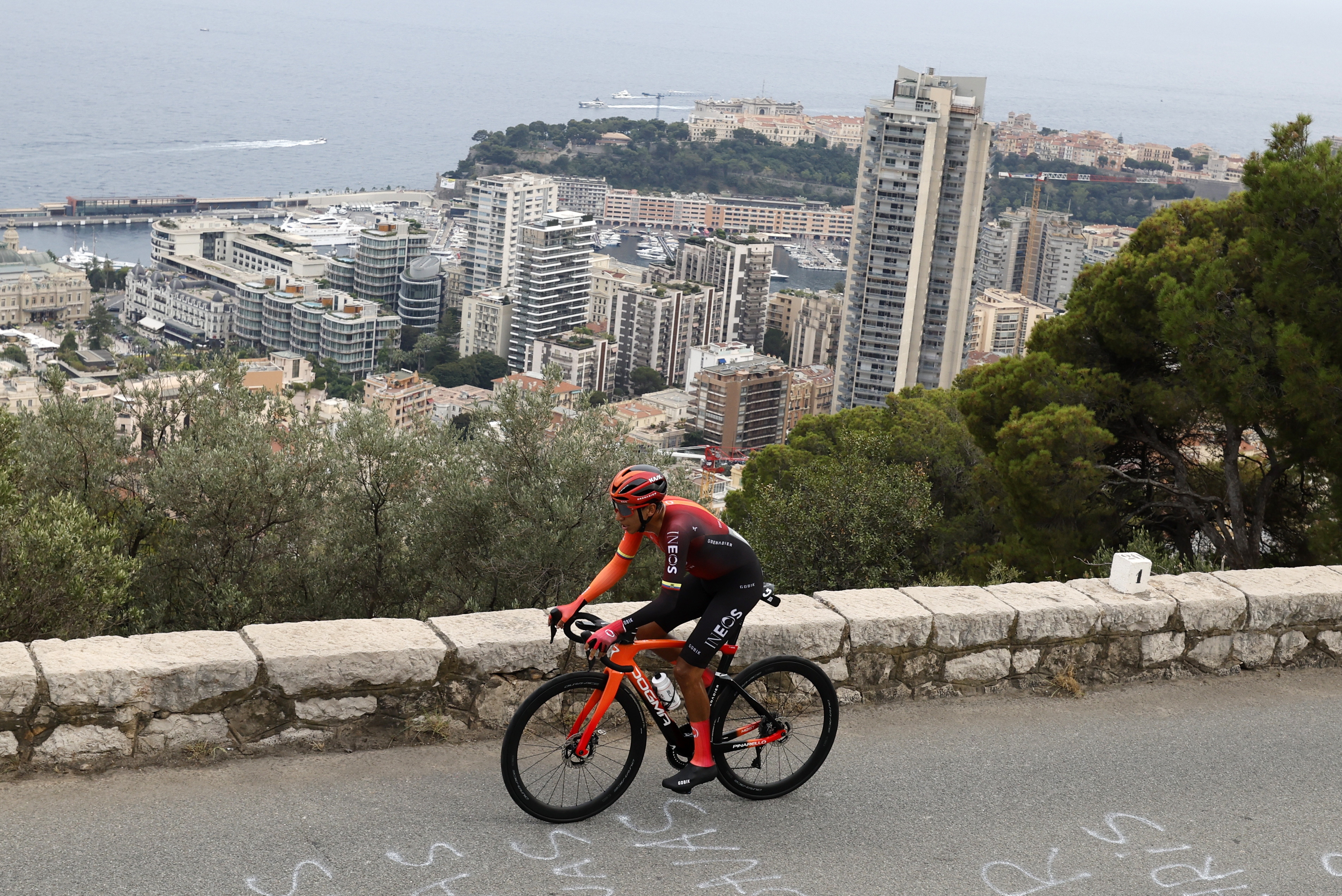 Nice (France), 21/07/2024.- Colombian rider Egan Bernal of INEOS Grenadiers in action during the 21th stage of the 2024 Tour de France cycling race over 33km Individual time-trial (ITT) from Monaco to Nice, 21 July 2024. (Ciclismo, Francia, Niza) EFE/EPA/SEBASTIEN NOGIER