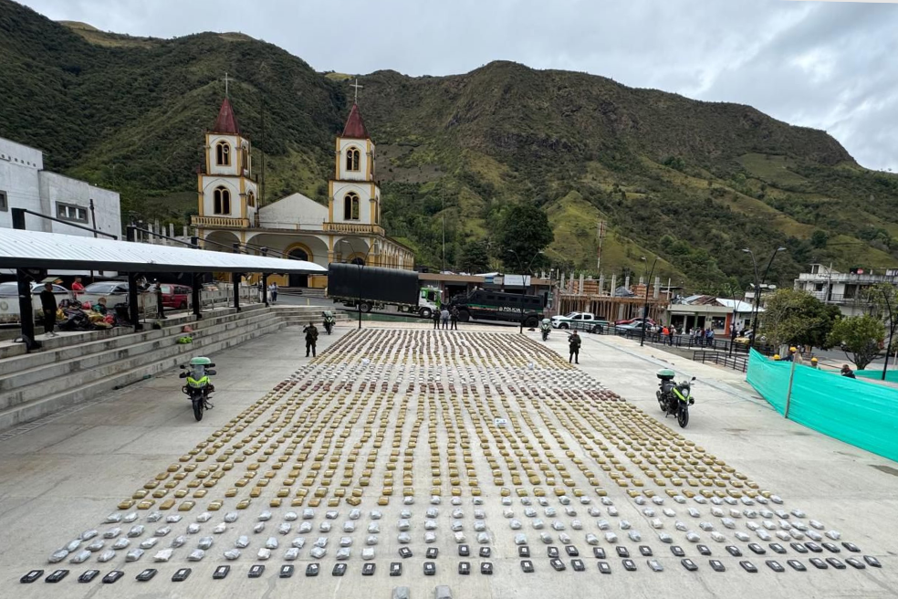 Incautan dos toneladas de marihuana escondida en cargamento de papas en Nariño