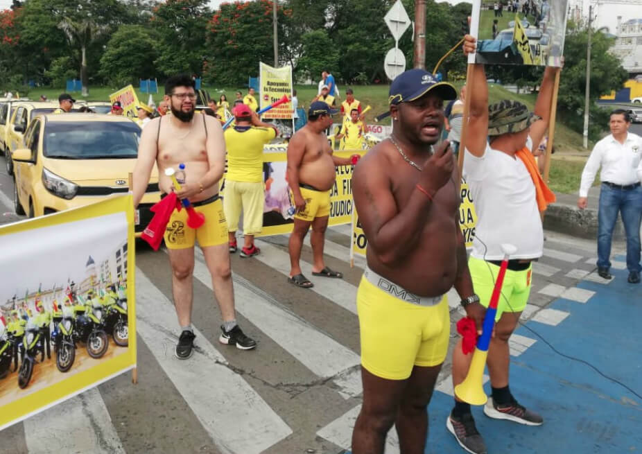 Taxistas de Cali marchan en calzoncillos en rechazo al plan de movilidad