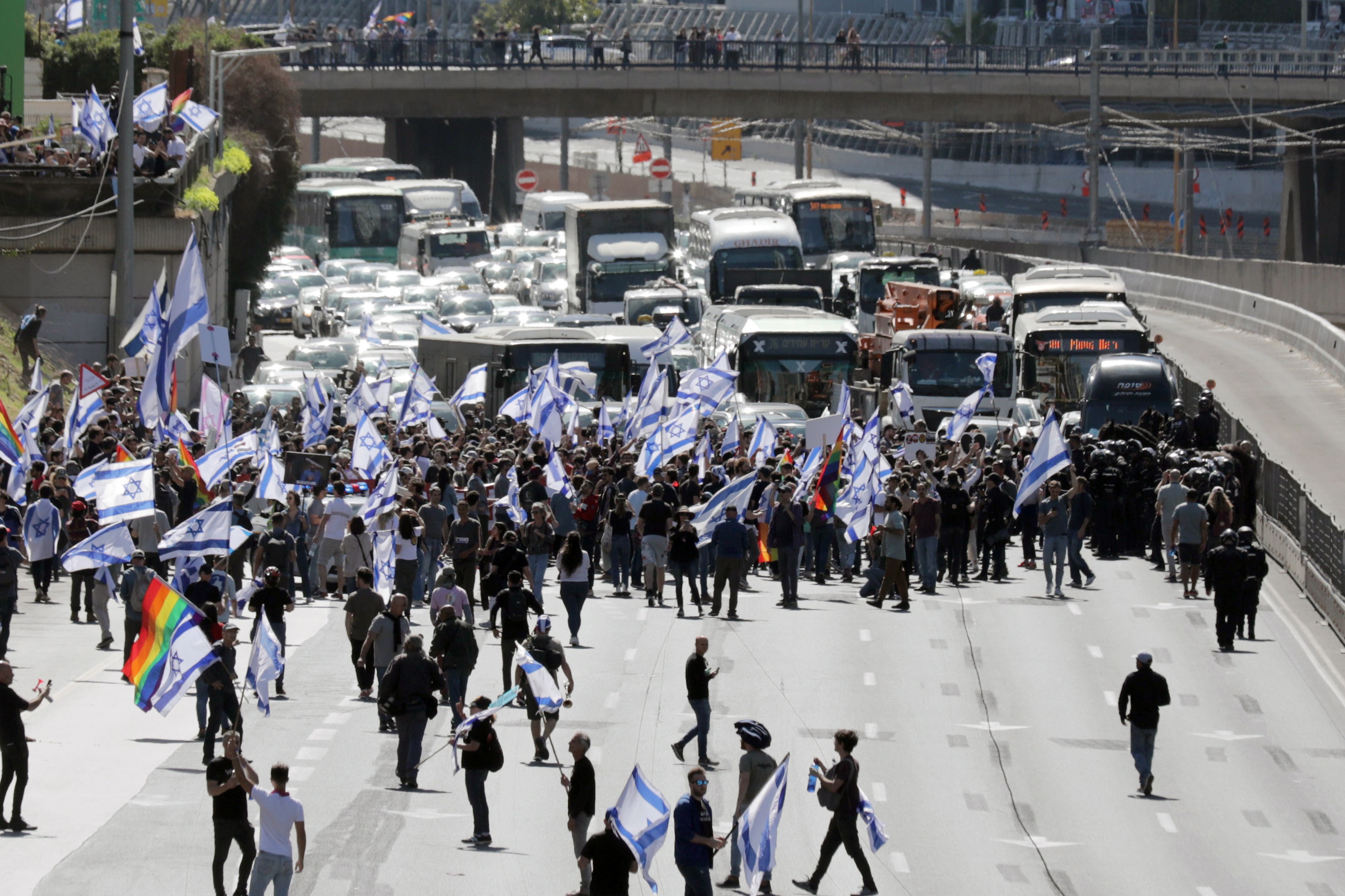 Tel Aviv (Israel), 09/03/2023.- Protesters block the Ayalon main highway during a rally against the government justice system reform plan in Tel Aviv, Israel 09 March 2023. The protest leaders announced a national day of resistance with demonstrations and roadblocks all over the country against the controversial judicial reform plans to weaken the authority of the supreme court, proposed by the government of Prime Minister Benjamin Netanyahu. (Protestas) EFE/EPA/ABIR SULTAN
