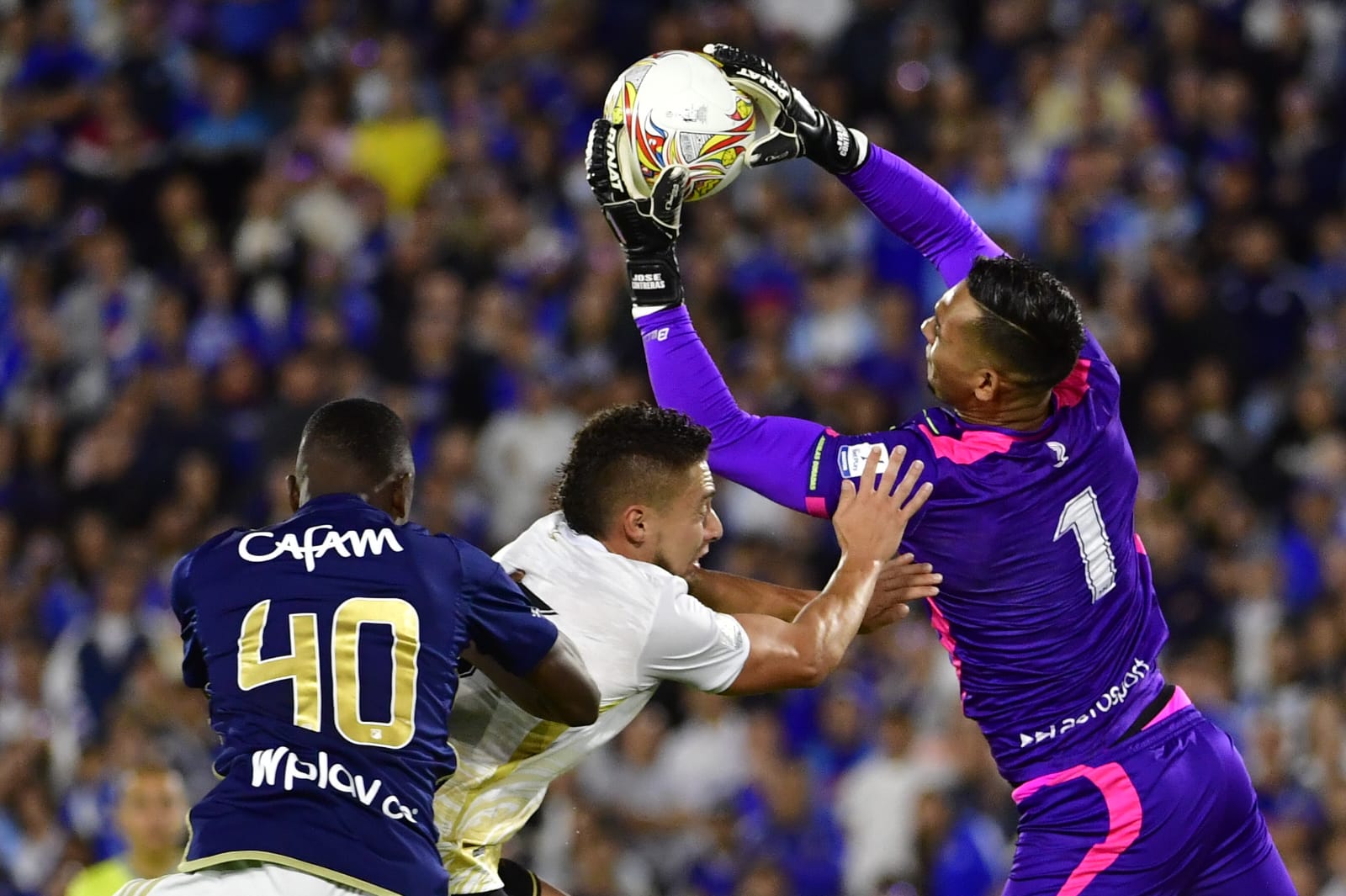 El arquero José Contreras fue clave para el equipo de Rionegro. Atajó varias oportunidades claras para Millonarios. Una de ellas fue a Andrés Llinás en los minutos finales del duelo.
