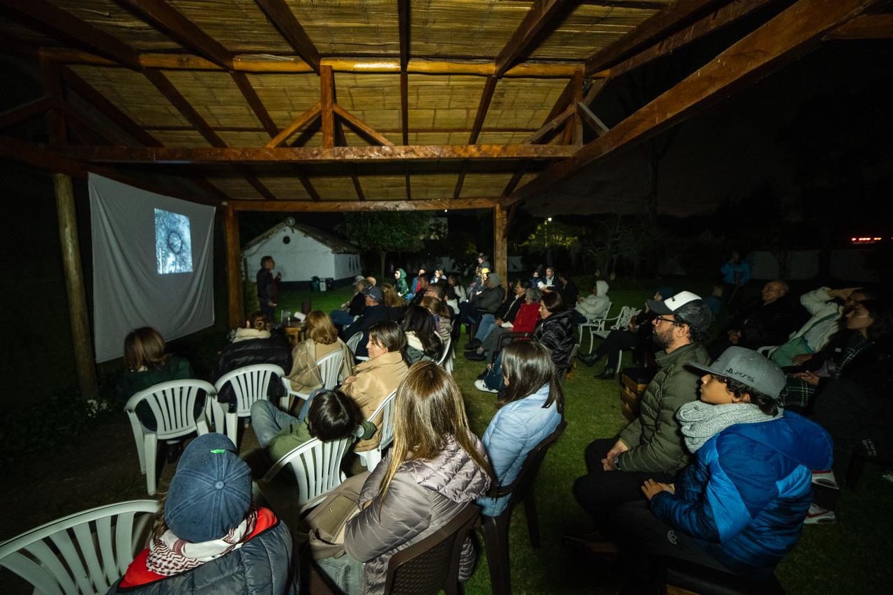 En el teatrino, una antigua capilla adaptada, se proyecta un cortometraje exclusivo con avistamientos documentados a nivel nacional e internacional