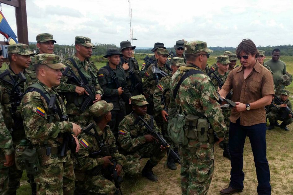 Tom Cruise visita al Ejército en el Amazonas