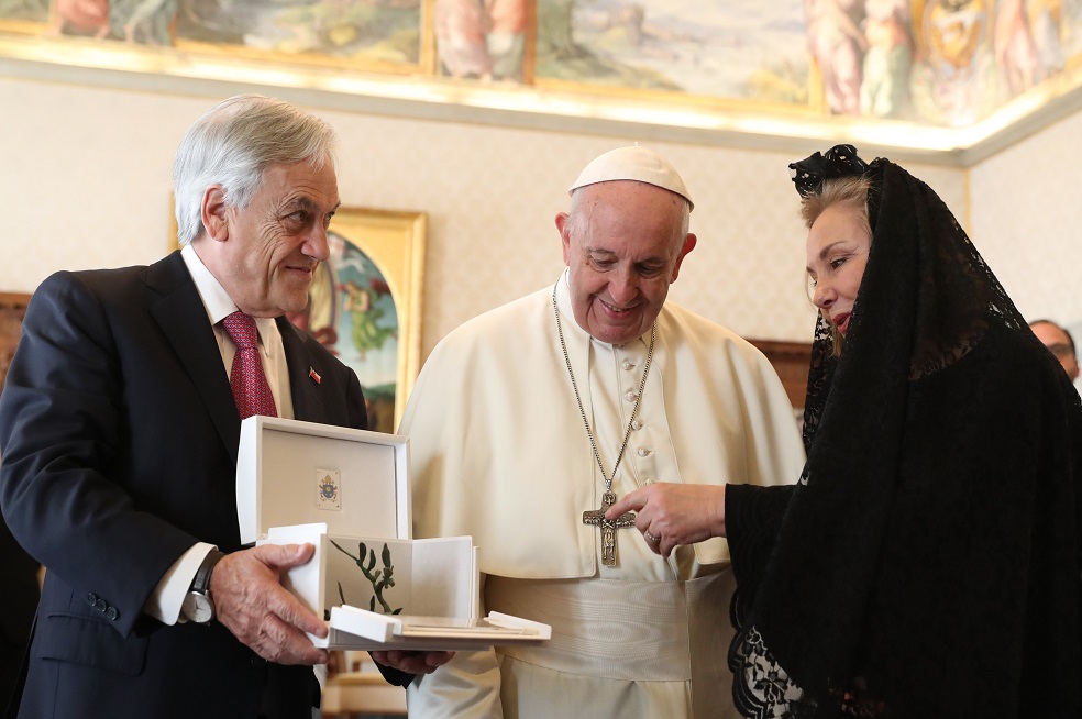 El Papa expulsó a otros dos obispos chilenos mientras almorzaba con Piñera
