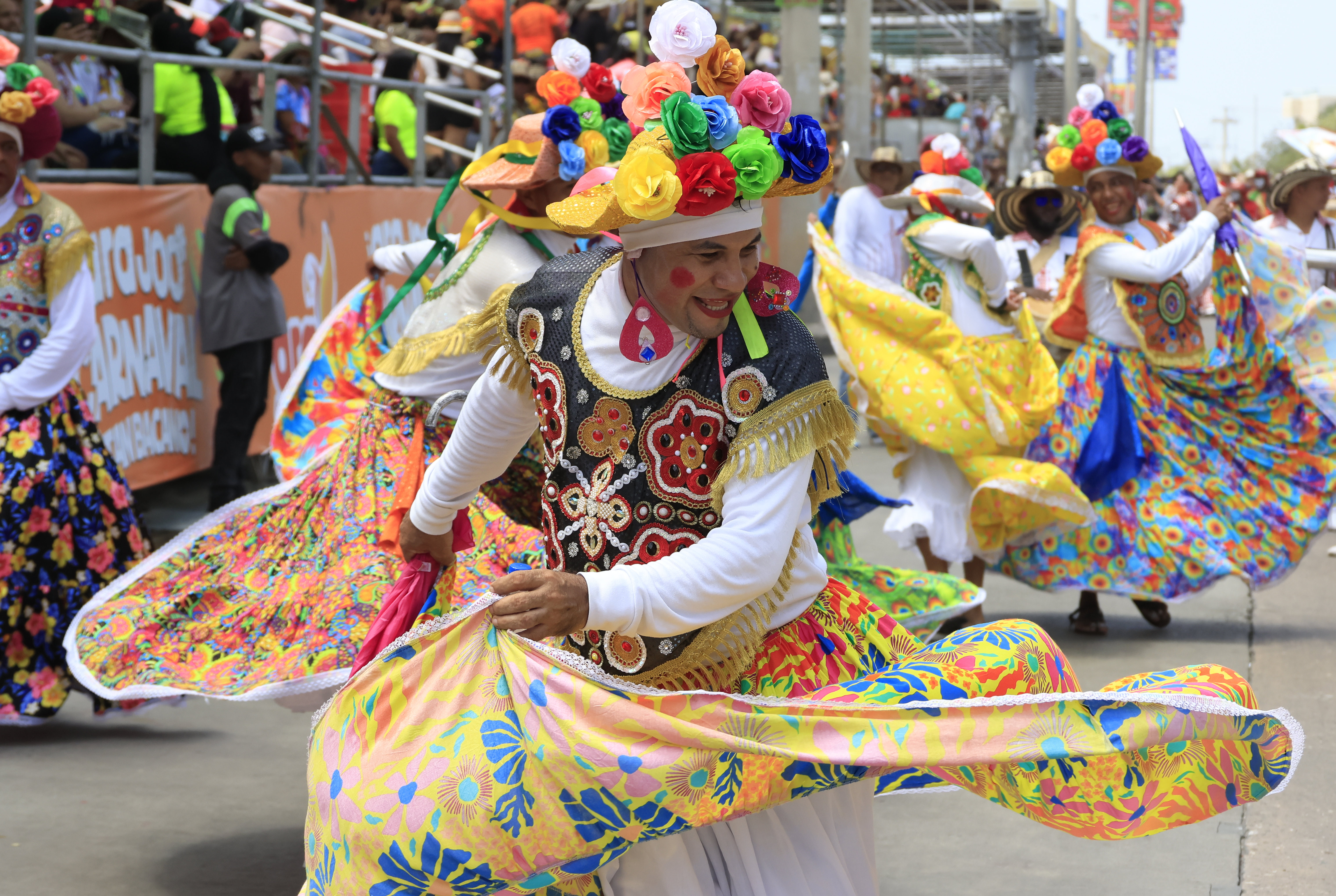 AME5750. BARRANQUILLA (COLOMBIA), 02/03/2025.- Integrantes de una comparsa participan este domingo, en la Gran Parada de Tradición, en el segundo día del Carnaval de Barranquilla (Colombia). EFE/ Ricardo Maldonado Rozo