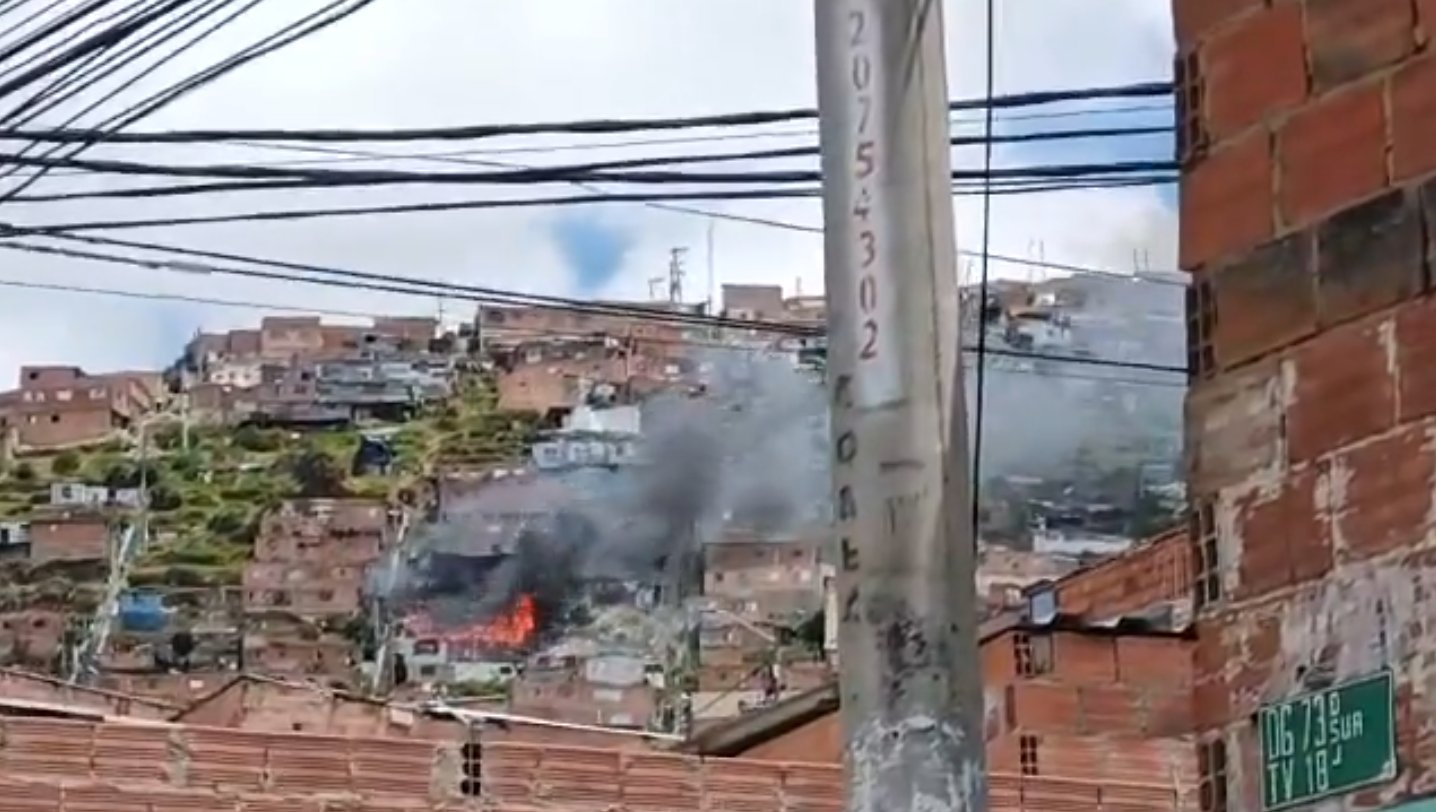 Bomberos atienden incendio en barrio Villas del Progreso, en Ciudad Bolívar