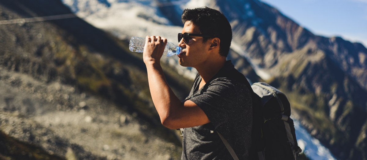 ¿Cuál es la cantidad adecuada de agua que debo consumir diariamente?