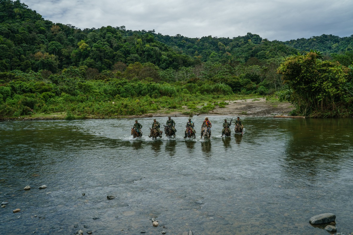 Un grupo de guerrilleros (activos en ese entonces) cabalgando sus mulas en la selva del Chocó, bajo el mando de 'Pedro Baracutao'.