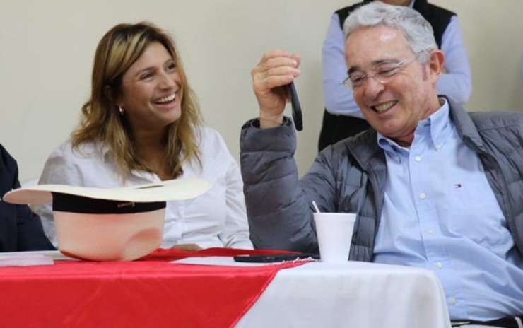 Bien llamativa resultó larespuesta amenazante de Paola Holguína lacolumna de Yohir Akerman donde reveló los vínculos que el papá de ella, Frank Holguín Ortiz, sostuvo con Pablo Escobar en los años 90 como narcotraficante y testaferro del capo. El trino de la senadora uribista es fiel reflejo de su catadura moral y del entorno mafioso que la envuelve: “Yo no pateo perro muerto” da a entender que el periodista se va a morir… o ya se puede dar por muerto. Sea como fuere, el meollo del intríngulis reside en que si la columna de Akerman mintiera, en lugar de una amenaza ella habría anunciado denuncia penal por injuria, calumnia o atentado al “buen nombre”. Si calla en eso, es porque no puede desmentirlo. O sea, no se atreve a patear al perro estando vivo. (Ver columna).
