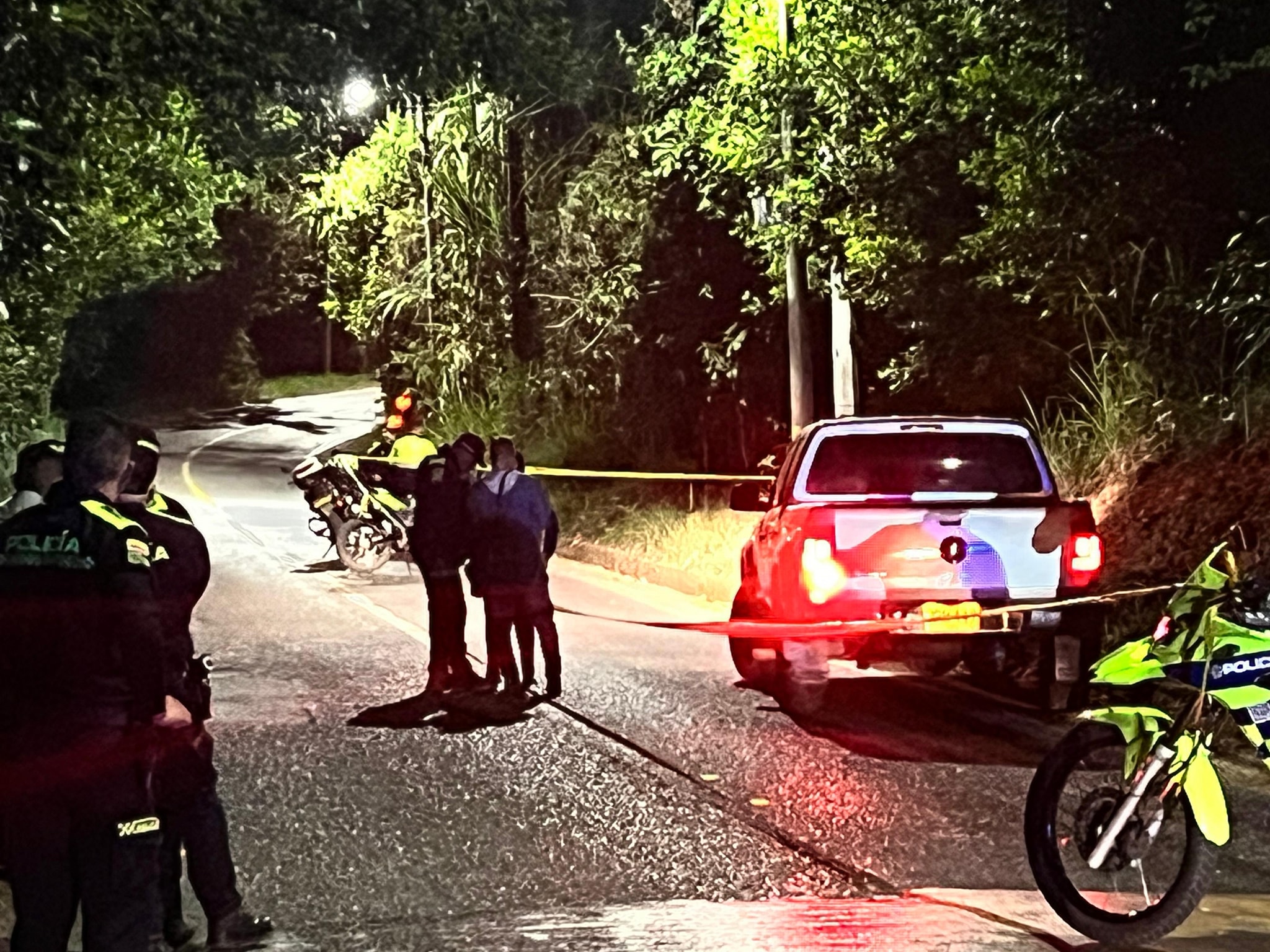 Asesinaron a tres hombres que iban en una camioneta por La Buitrera, en Cali