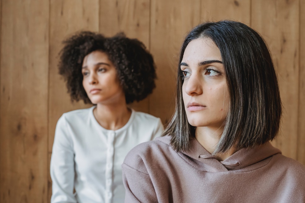 Piscis:
Aunque son personas confiables para sus amigos y familiares, los Piscis pueden mentir y manipular sin ningún problema a personas que a penas conoce o con los que no tienen tan buena relación. Pueden utilizar la verdad para hacer su propia versión y no ser descubiertos.

Además, puede que les interese generar curiosidad por su vida. Creará una atmosfera que combina misterio y mentira para atraer a sus víctimas. Mantente alerta si tienes un Piscis en tu vida con el que no te llevas tan bien.
