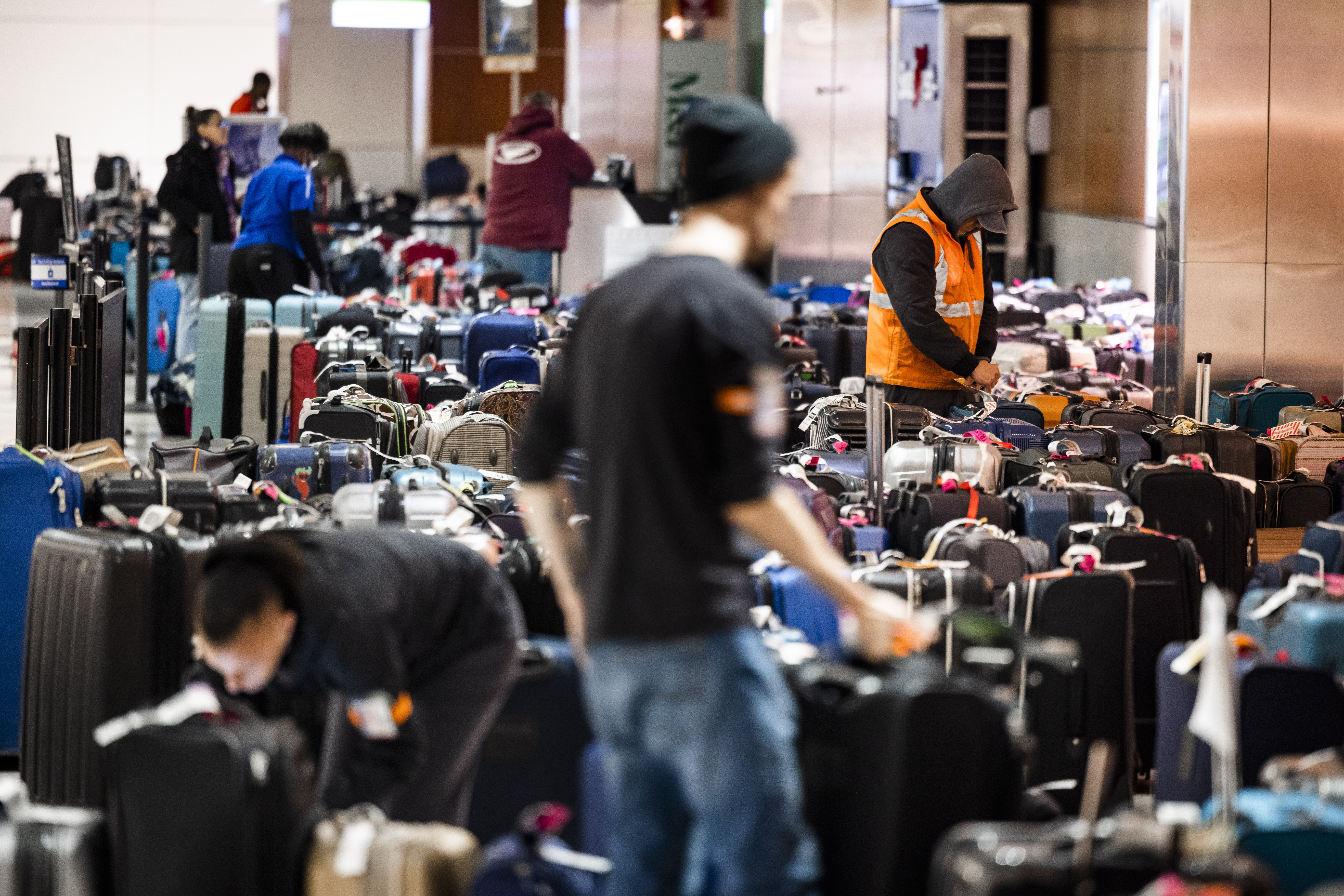 Baltimore (United States), 28/12/2022.- Hundreds of bags of luggage remain unclaimed at Baltimore Washington International Airport (BWI) as Southwest Airlines cancelled another 3,000 flights for the day in Baltimore, Maryland, USA, 28 December 2022. The airline has canceled nearly 11,000 flights since a winter storm barreled through the US on 22 December. Southwest blames the ongoing issue on its IT software, which it called 'Äòvastly outdated.'Äô (Estados Unidos) EFE/EPA/JIM LO SCALZO