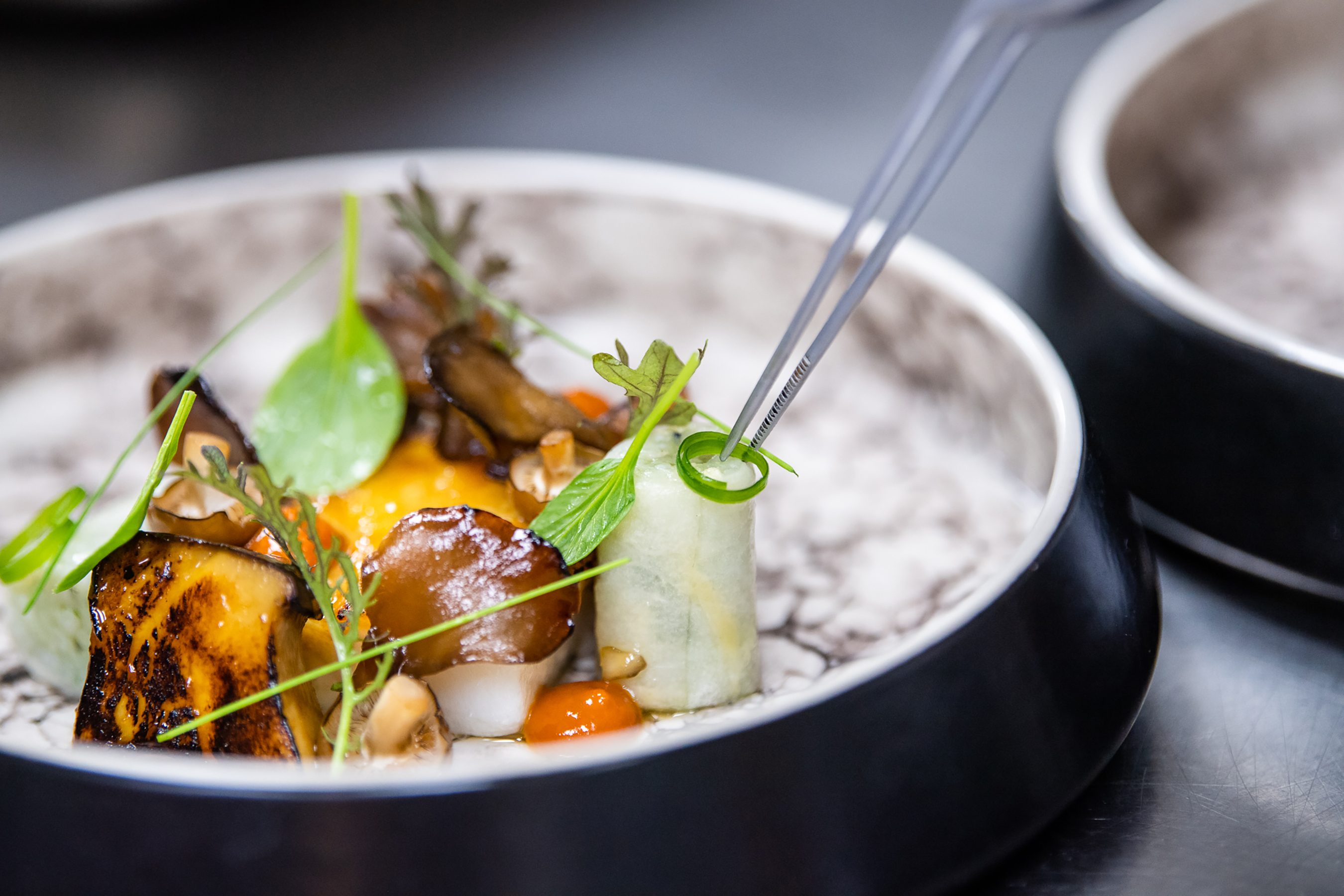 El equipo culinario que defiende este querido y venerado legado está dirigido por el chef de cocina Matthew Sower.