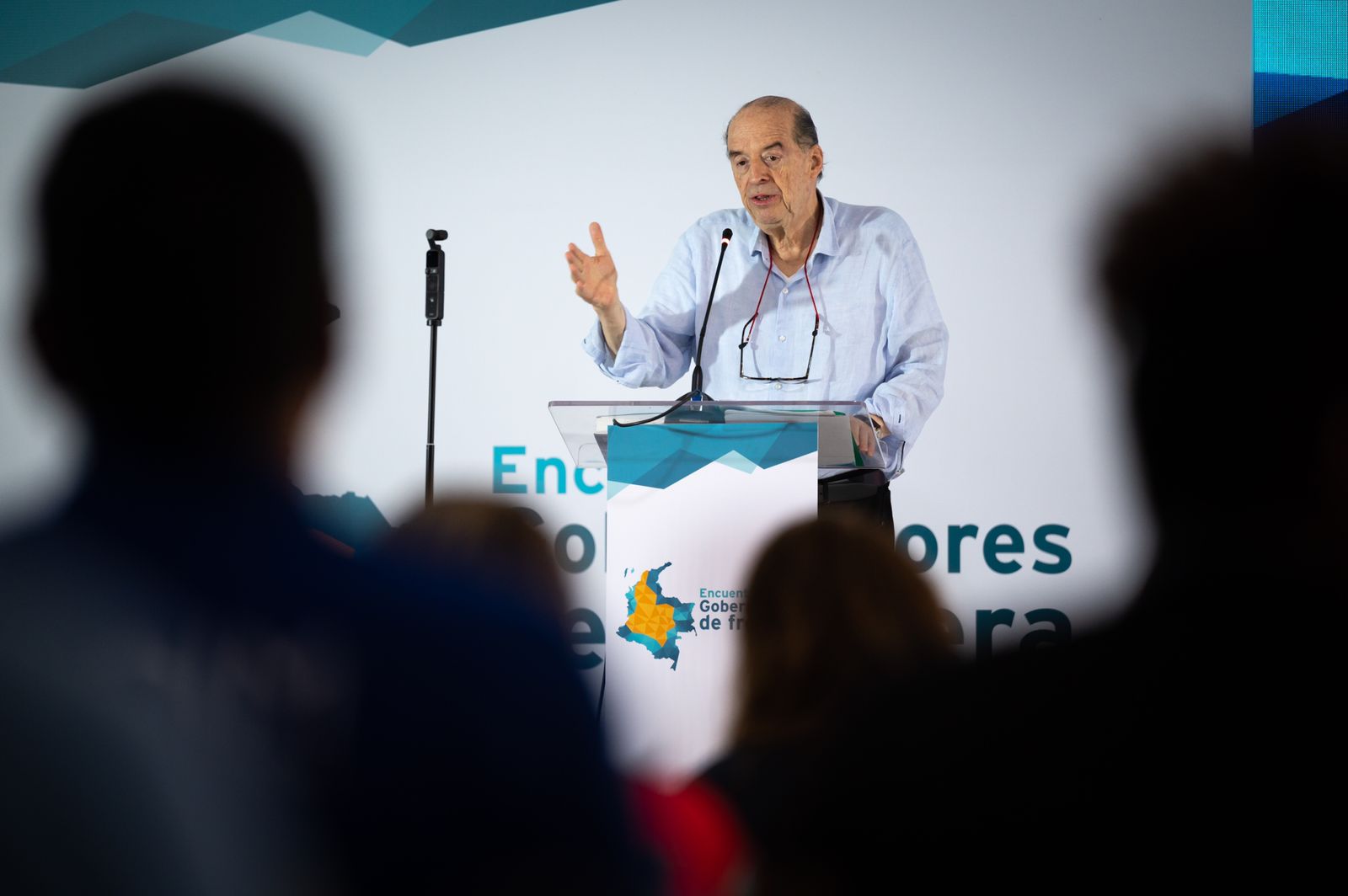 Canciller Álvaro Leyva durante su encuentro con los gobernadores.