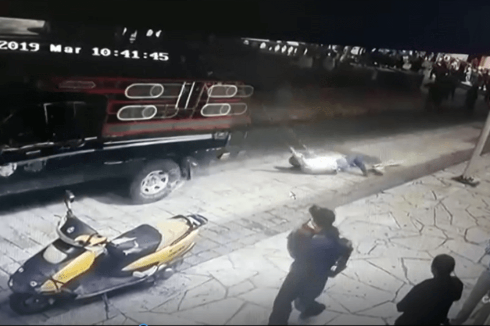 Arrastran en camioneta a alcalde en México por incumplir promesas