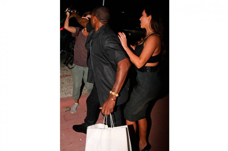Kanye West pelea con paparazi por exnovio de Kim