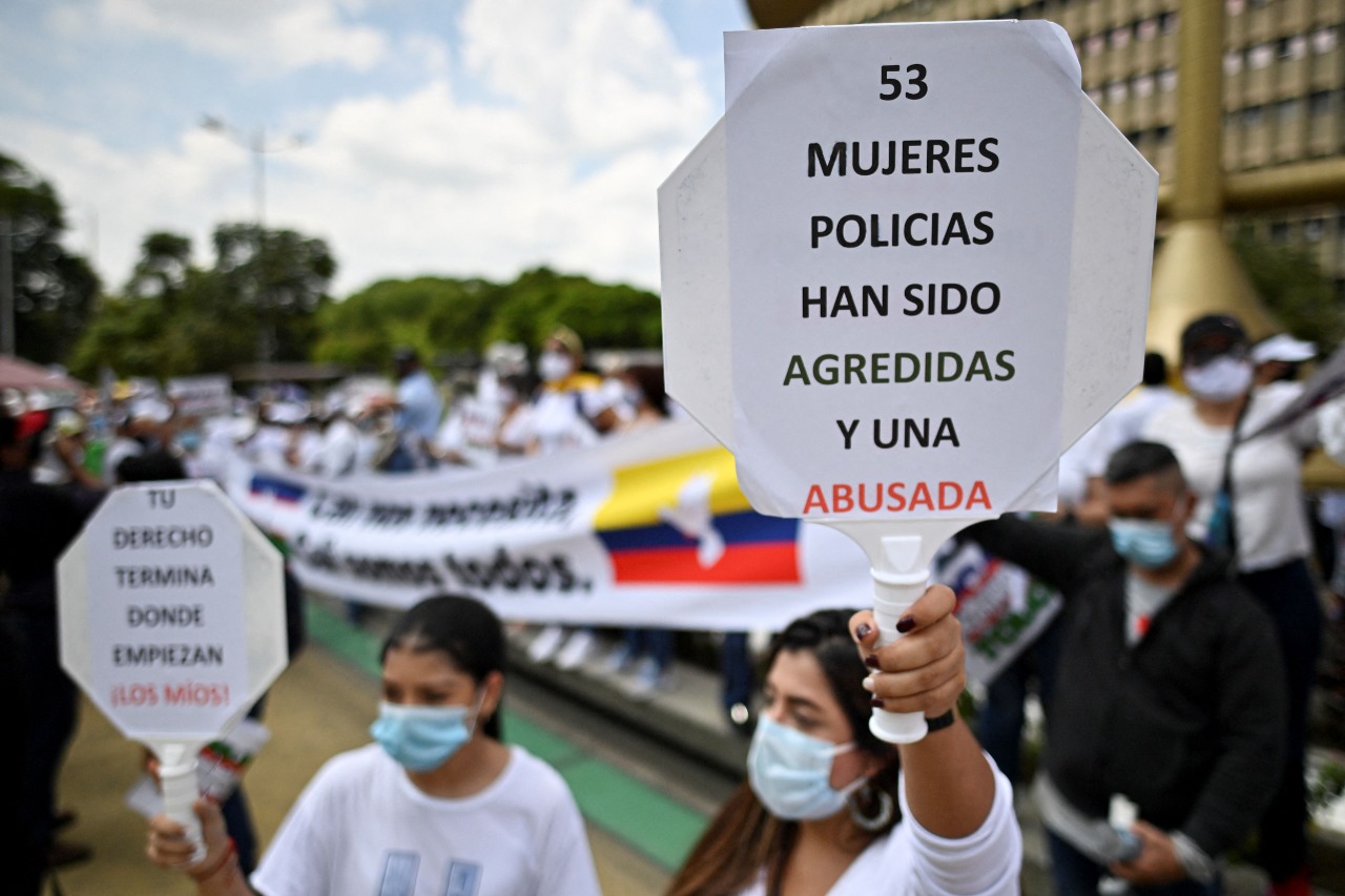 Mujeres rechazan las agresiones en contra de la fuerza pública en el marco de las manifestaciones y denuncian la agresión contra 53 mujeres de la policía. Recuerdan también a la uniformada que el pasado 29 de abril denunció haber sido abusada sexualmente en un CAI en esta ciudad.