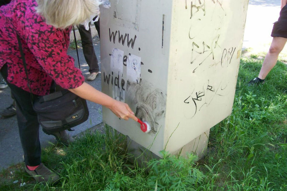 La mujer contra los grafitis nazis en Alemania