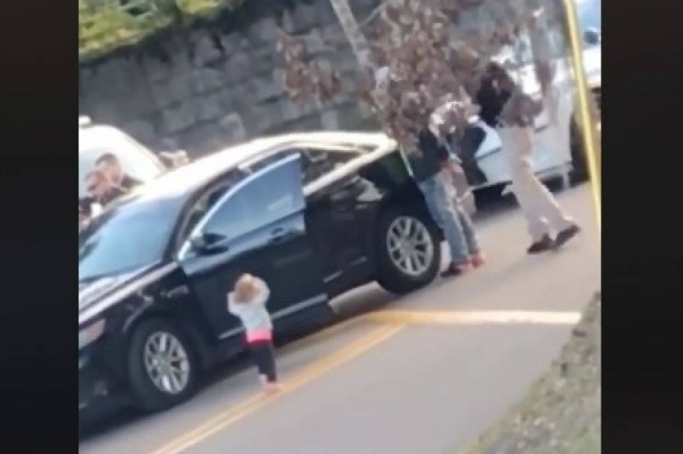 Niña se entrega con ‘las manos arriba’ cuando las autoridades detuvieron a su padre