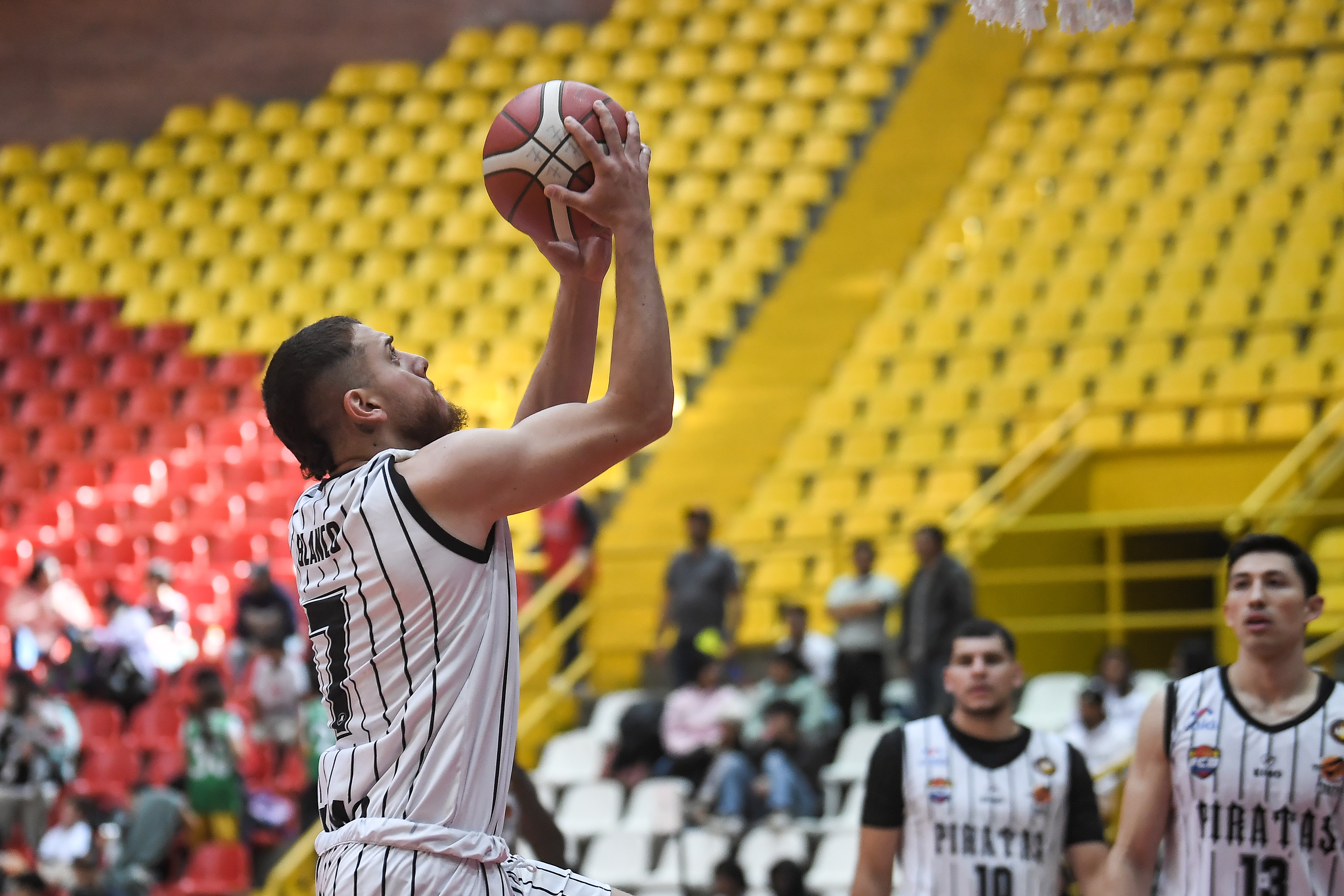 Jugador del equipo Piratas de Bogotá, durante el juego ante Storm por la liga colombiana de baloncesto