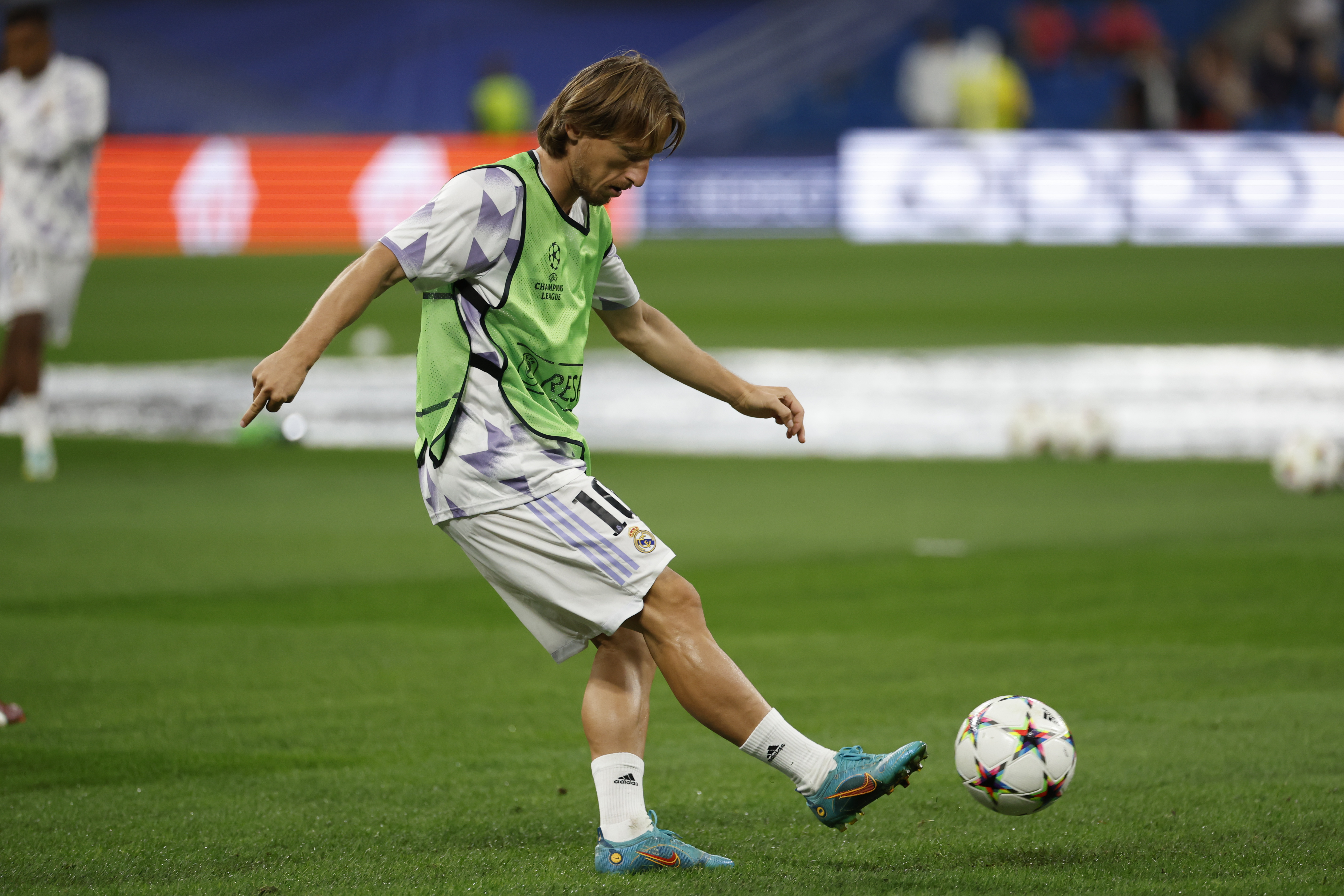MADRID, 14/09/2022.- El centrocampista croata del Real Madrid Luka Modric calienta antes del encuentro ante el RB Leipzig correspondiente al grupo F de la Liga de Campeones de la UEFA, celebrado este miércoles en el Santiago Bernabéu de Madrid. EFE/ Juanjo Martín