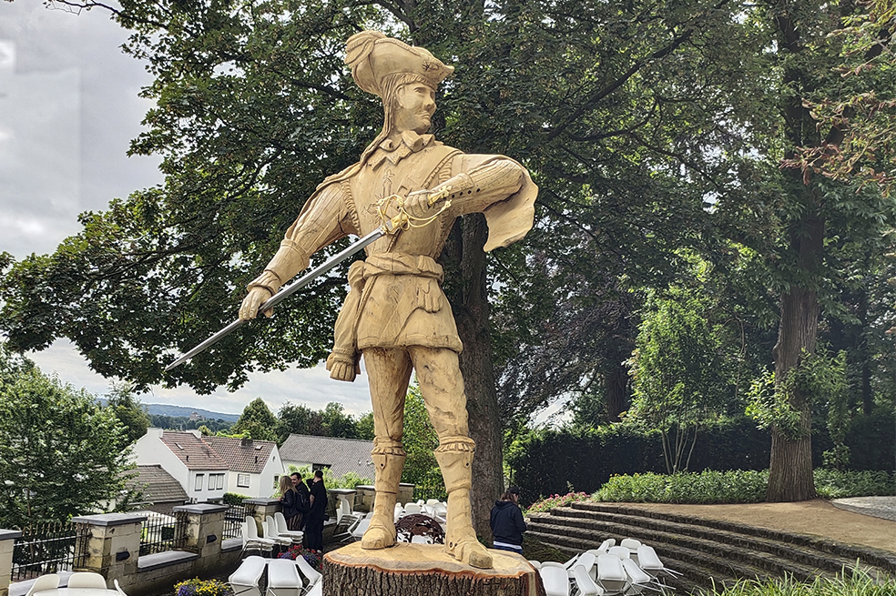 La estatua de D´Artagnan está ubicada en la parte más antigua de la casa. El conde, que murió en el sitio de Maastricht, tomó su último desayuno en el lugar.