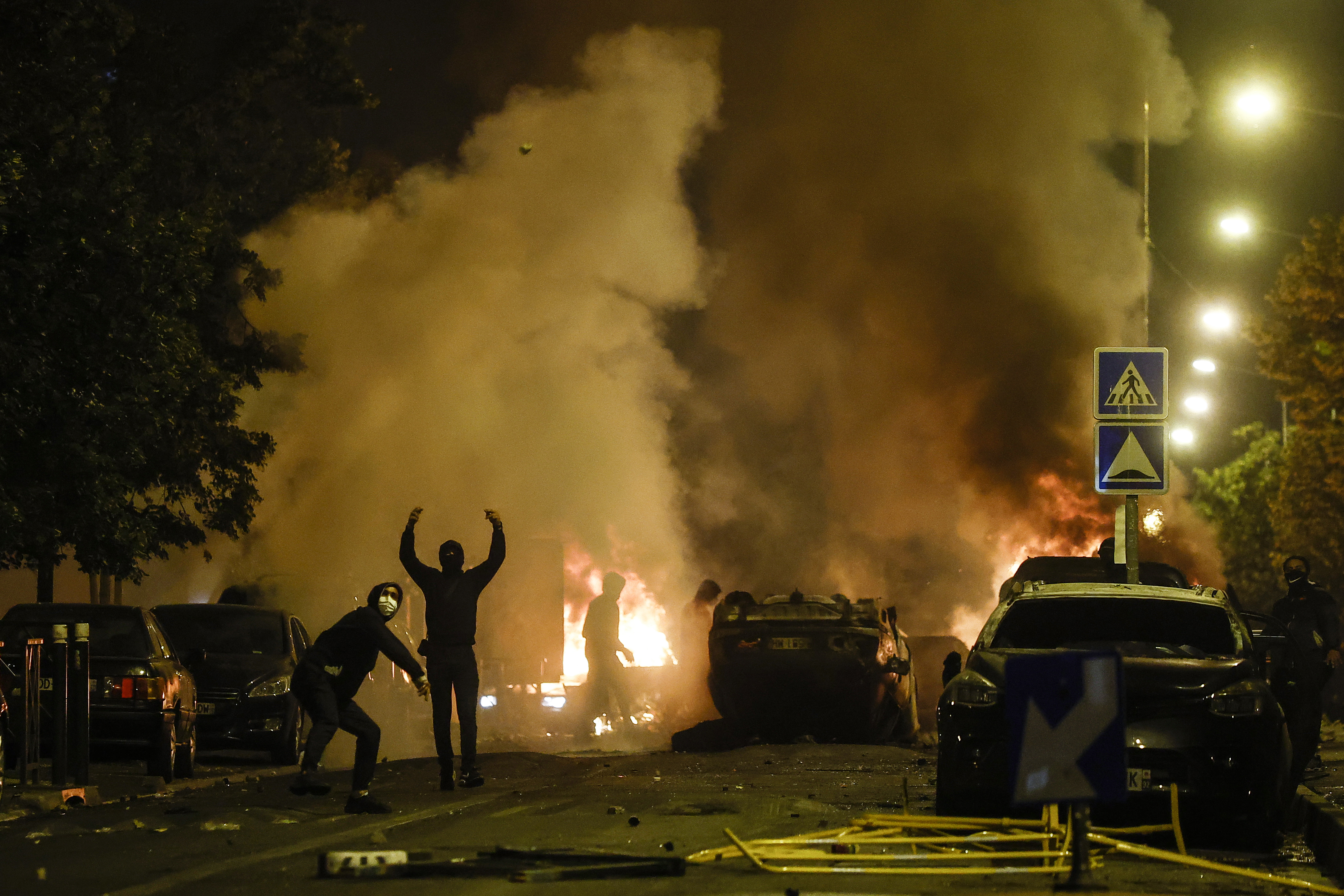 Nanterre (France), 29/06/2023.- Protesters clash with riot police in Nanterre, near Paris, France, 29 June 2023. Violence broke out after police fatally shot a 17-year-old during a traffic stop in Nanterre on 27 June 2023. According to the French interior minister, 31 people were arrested with 2,000 officers being deployed to prevent further violence. (Protestas, Disturbios, Francia) EFE/EPA/YOAN VALAT