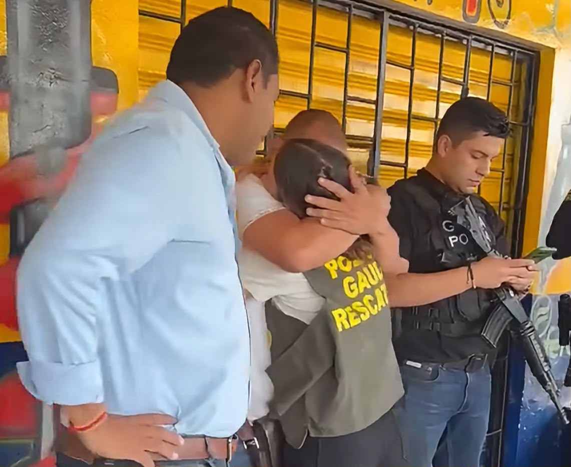 Imagen del video del encuentro de "Paisa Alerta" y su hija tras el rescate.