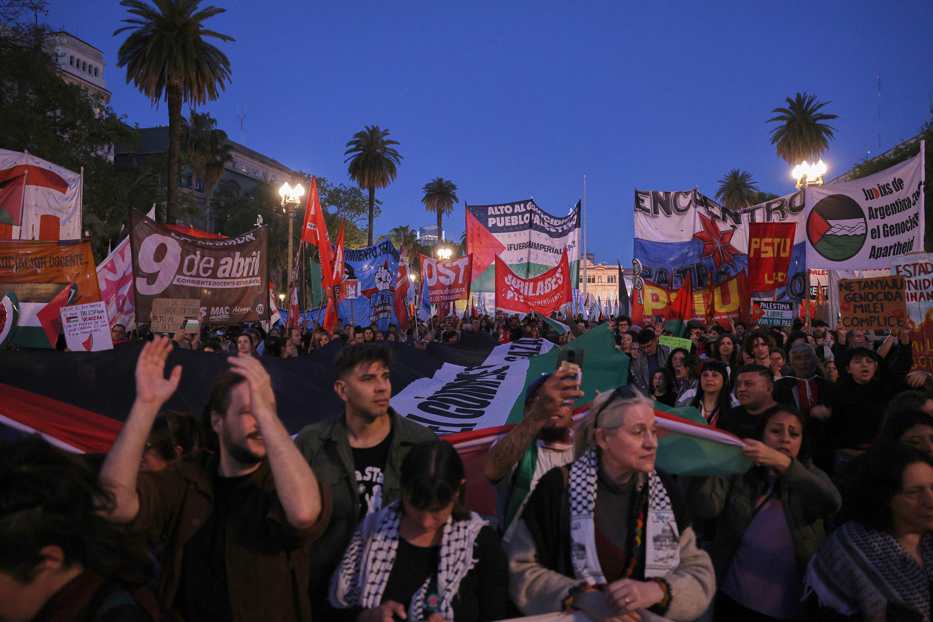 AME5804. BUENOS AIRES (ARGENTINA), 07/10/2025.- Personas participan en una manifestación en apoyo a Palestina este martes, en Buenos Aires (Argentina). Miles de personas marcharon bajo la consigna "basta de genocidio" en la Franja de Gaza a dos años del ataque del grupo islamista Hamás contra Israel y el comienzo de la guerra en el enclave palestino. EFE/ STR