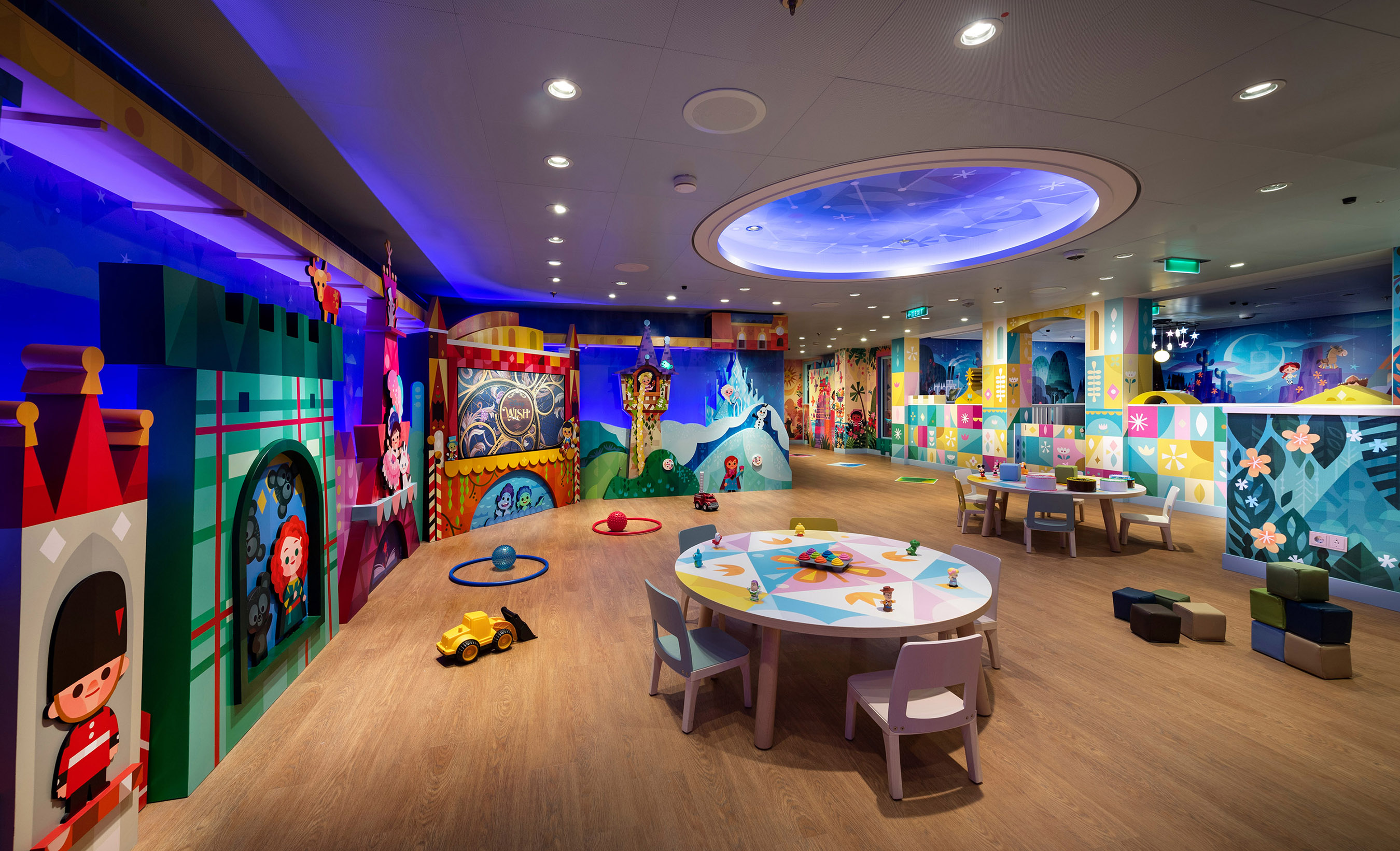 Para los pasajeros más jóvenes a bordo del Disney Treasure, el barco más nuevo de Disney Cruise Line, It's a Small World Nursery ofrece servicios de niñera en un ambiente caprichoso inspirado en la atracción clásica de Disney. Aquí, los pequeños juegan, hacen manualidades, miran películas, leen libros e incluso pasan tiempo con amigos especiales de Disney, todo bajo el cuidado experto de consejeros capacitados por Disney.