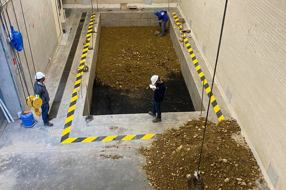 Los UHPC usan materiales mucho más finos que permiten mayor compactación.